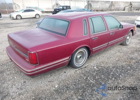 1992 Lincoln Town Car Executive z USA, uszkodzony, nr VIN 1LNLM81W3NY624124